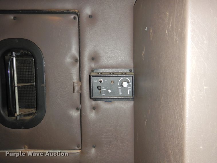 image for item DJ8438 1996 International 4700  semi truck