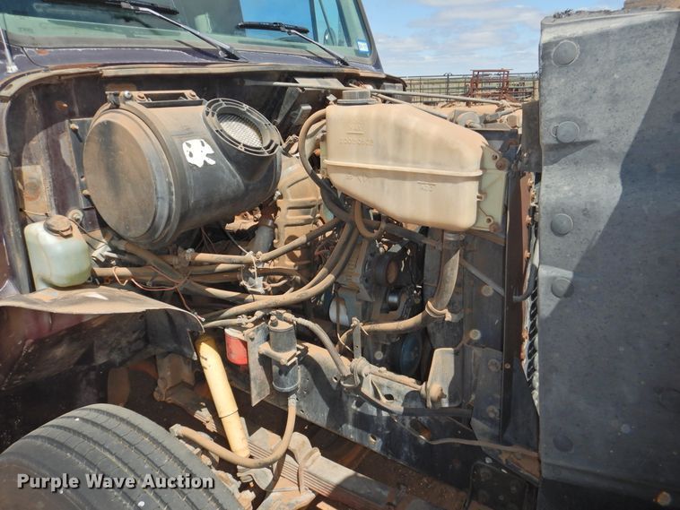 image for item DJ8438 1996 International 4700  semi truck