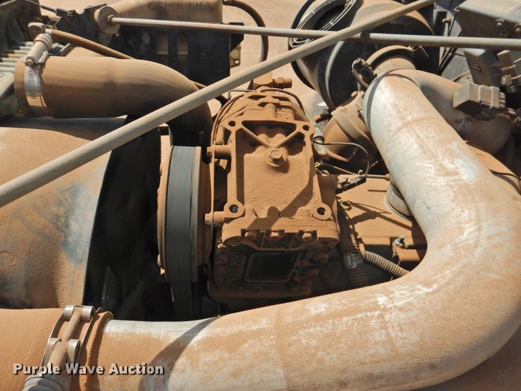 image for item DJ8438 1996 International 4700  semi truck