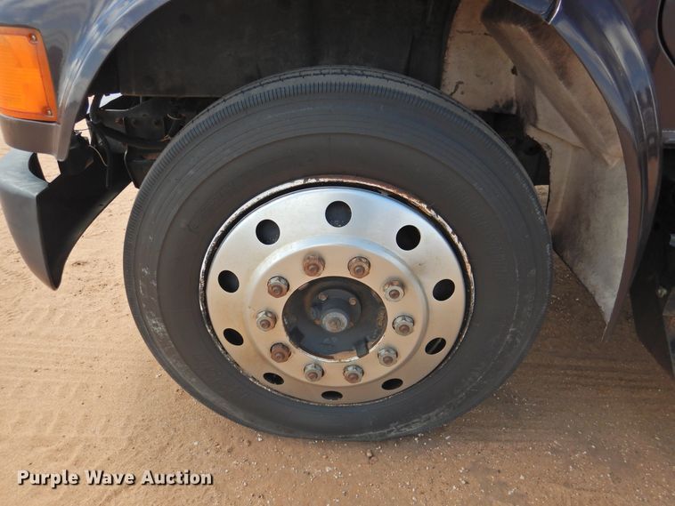 image for item DJ8438 1996 International 4700  semi truck