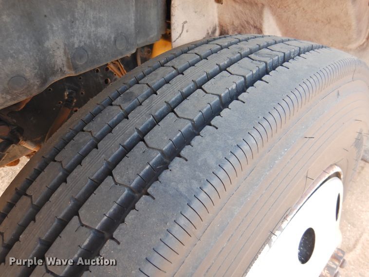 image for item DJ8438 1996 International 4700  semi truck