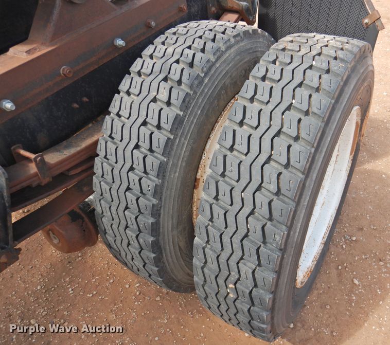 image for item DJ8438 1996 International 4700  semi truck