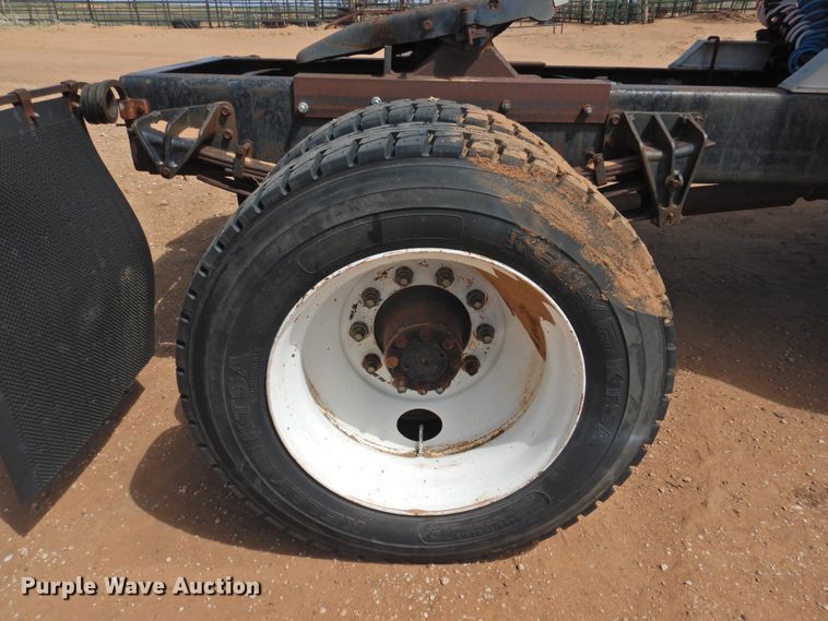 image for item DJ8438 1996 International 4700  semi truck