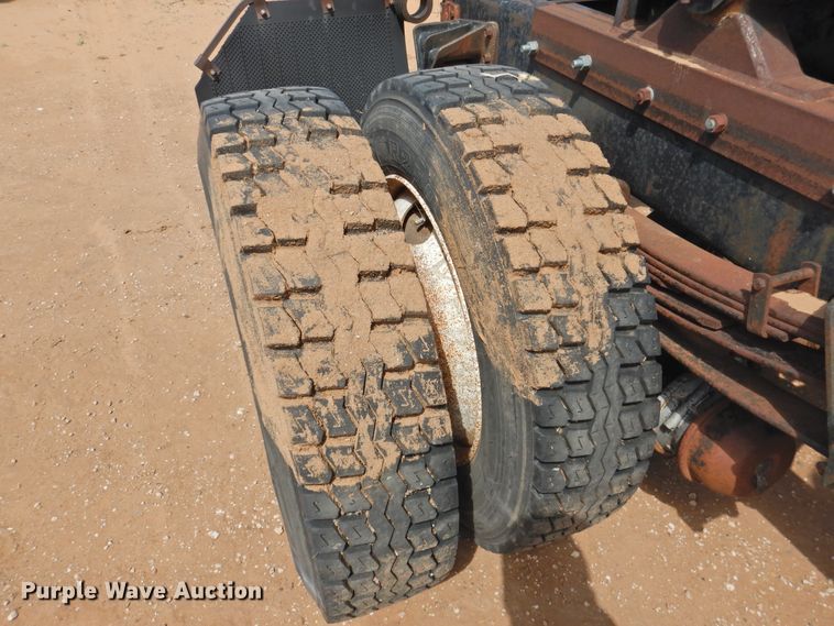 image for item DJ8438 1996 International 4700  semi truck