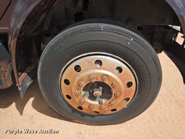 image for item DJ8438 1996 International 4700  semi truck