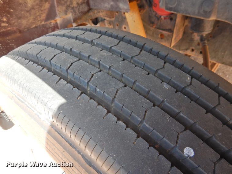 image for item DJ8438 1996 International 4700  semi truck