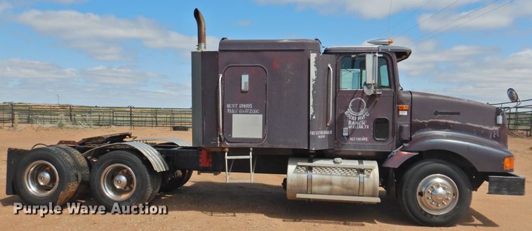 image for item DJ8439 1995 International 9200  semi truck