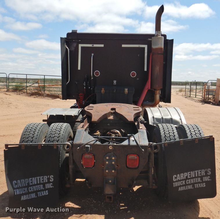 image for item DJ8439 1995 International 9200  semi truck