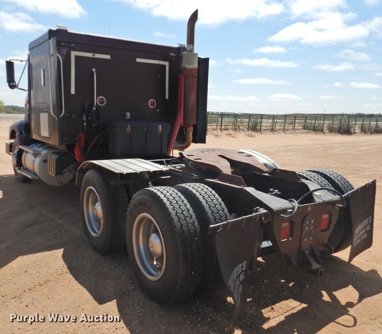 image for item DJ8439 1995 International 9200  semi truck