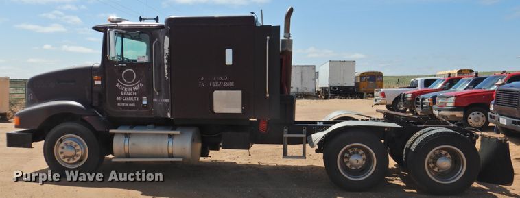 image for item DJ8439 1995 International 9200  semi truck