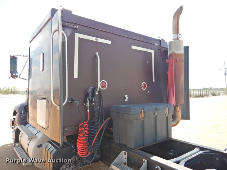 image for item DJ8439 1995 International 9200  semi truck