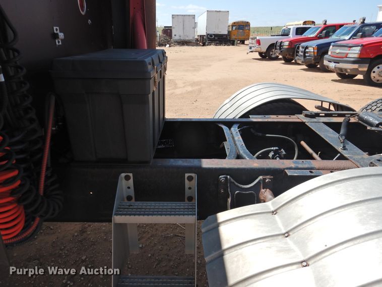 image for item DJ8439 1995 International 9200  semi truck