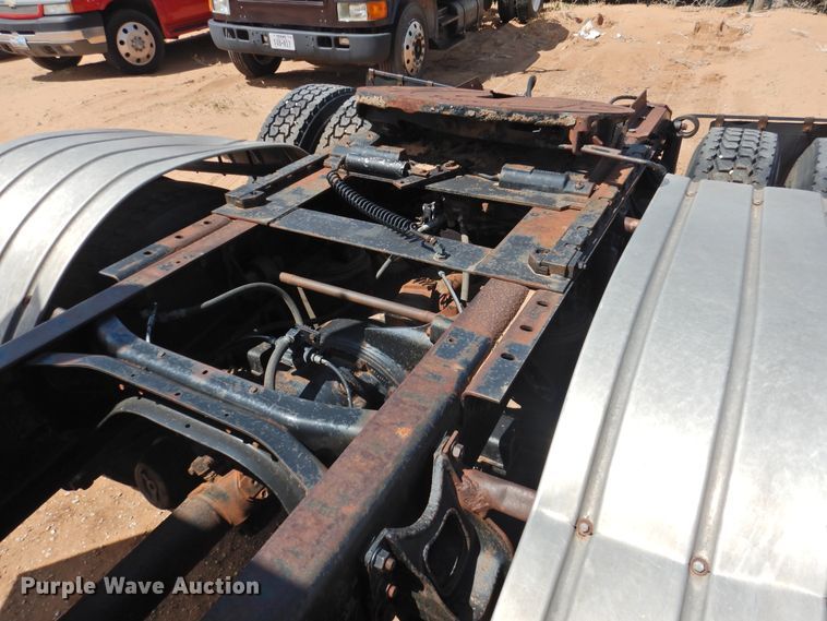 image for item DJ8439 1995 International 9200  semi truck