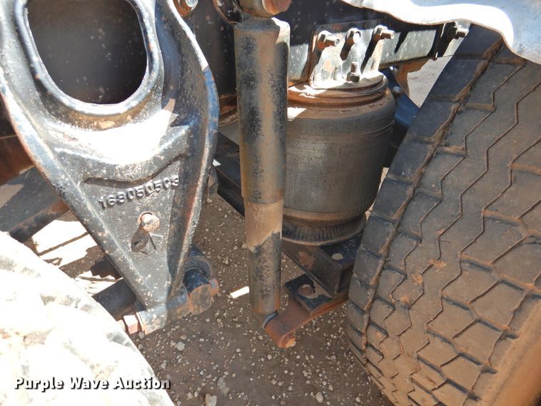 image for item DJ8439 1995 International 9200  semi truck