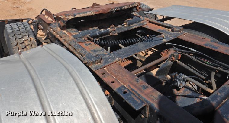 image for item DJ8439 1995 International 9200  semi truck