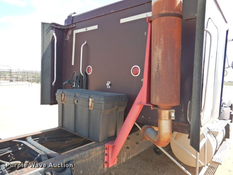 image for item DJ8439 1995 International 9200  semi truck