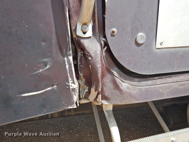 image for item DJ8439 1995 International 9200  semi truck