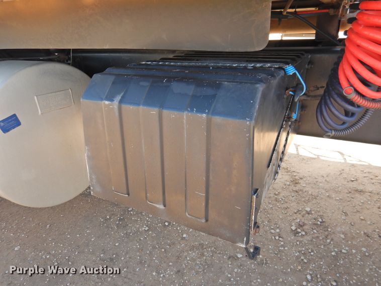 image for item DJ8439 1995 International 9200  semi truck