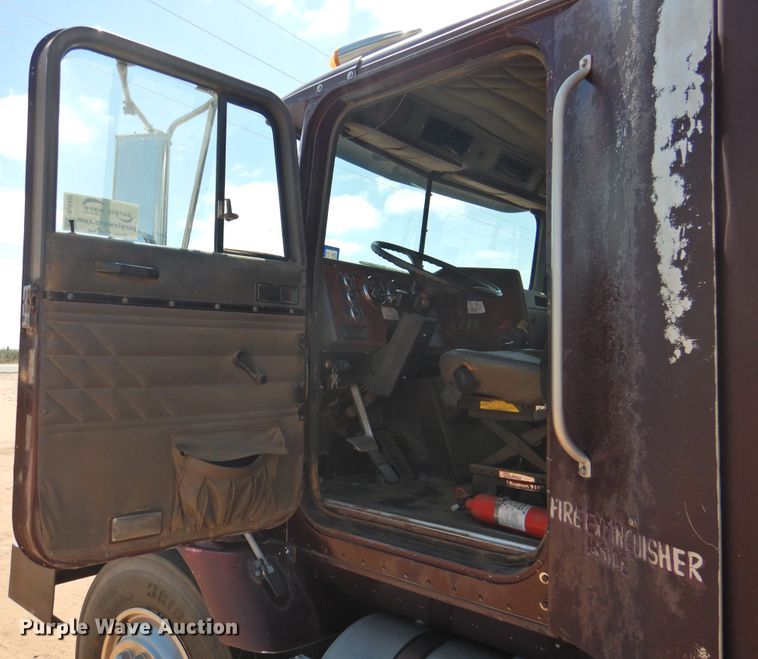 image for item DJ8439 1995 International 9200  semi truck