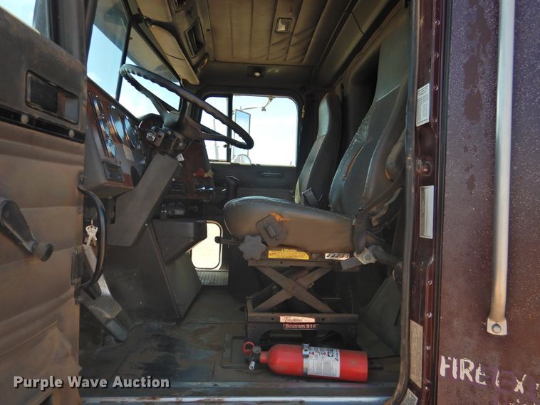 image for item DJ8439 1995 International 9200  semi truck