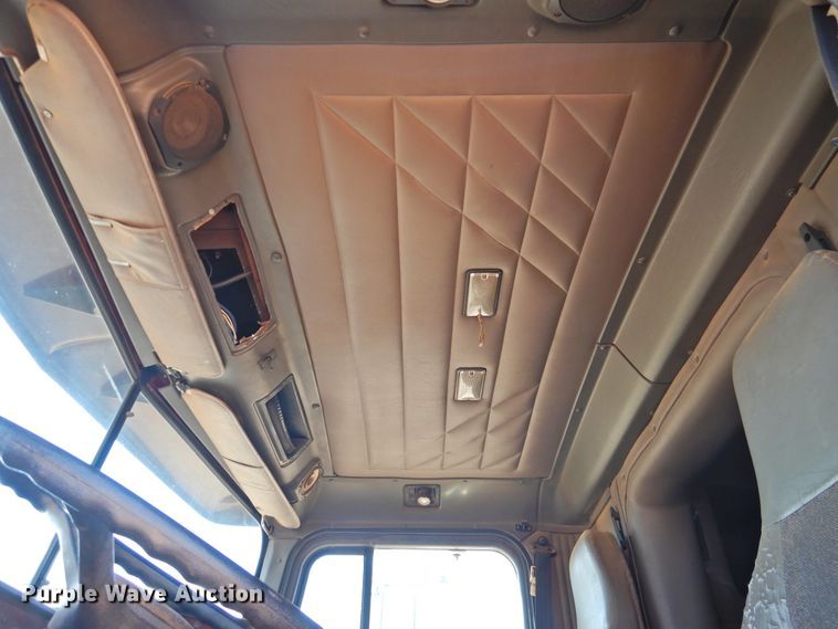 image for item DJ8439 1995 International 9200  semi truck