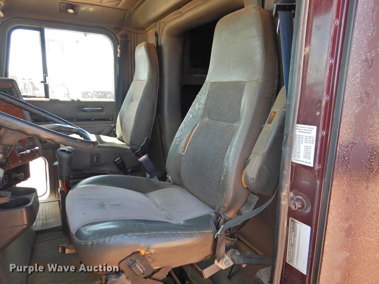 image for item DJ8439 1995 International 9200  semi truck