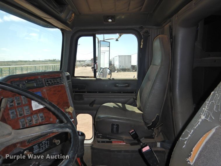 image for item DJ8439 1995 International 9200  semi truck