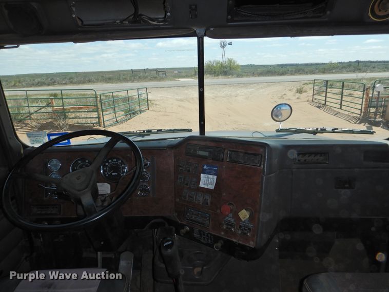 image for item DJ8439 1995 International 9200  semi truck