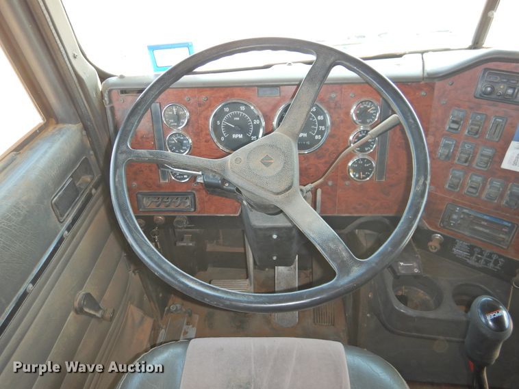 image for item DJ8439 1995 International 9200  semi truck