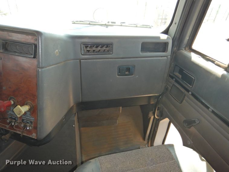 image for item DJ8439 1995 International 9200  semi truck