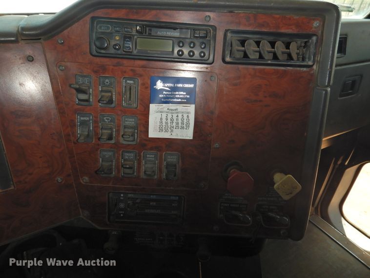 image for item DJ8439 1995 International 9200  semi truck