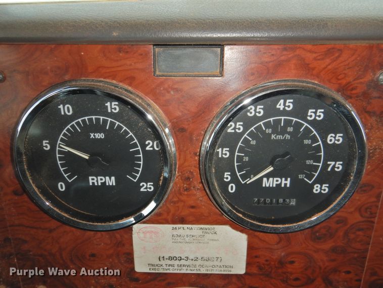 image for item DJ8439 1995 International 9200  semi truck