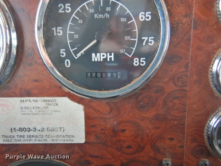 image for item DJ8439 1995 International 9200  semi truck