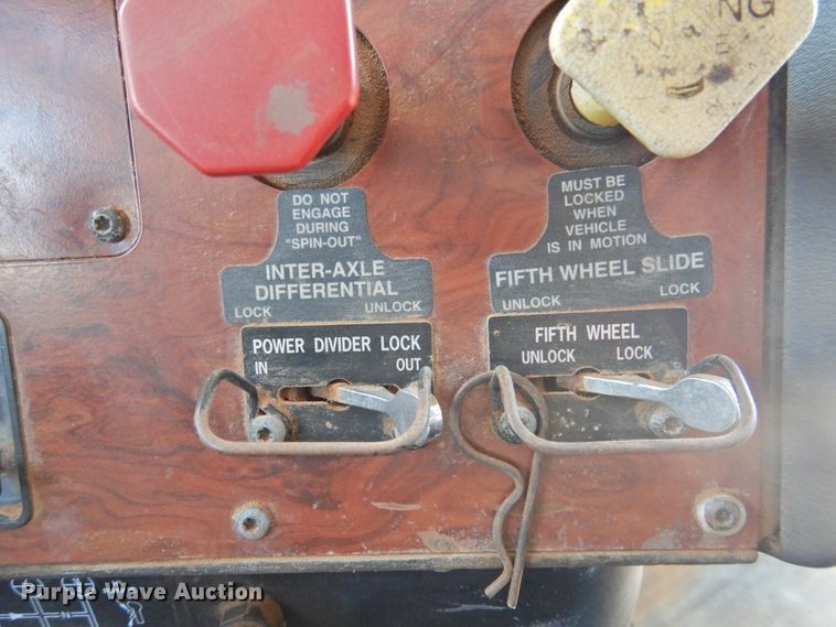 image for item DJ8439 1995 International 9200  semi truck