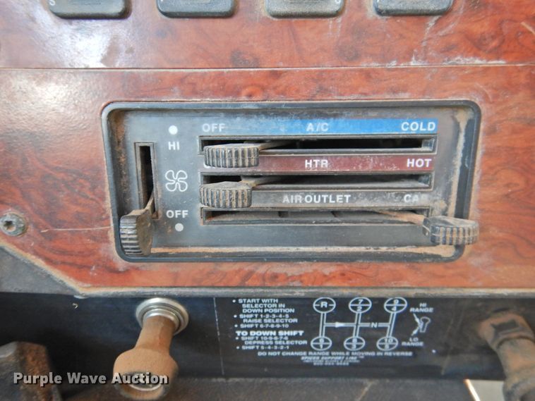 image for item DJ8439 1995 International 9200  semi truck