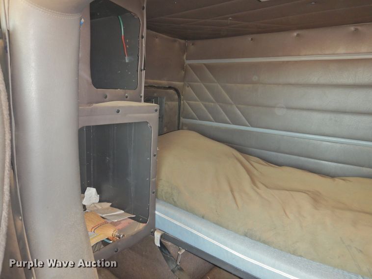 image for item DJ8439 1995 International 9200  semi truck