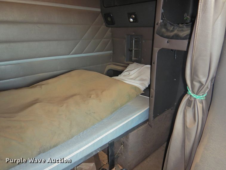 image for item DJ8439 1995 International 9200  semi truck