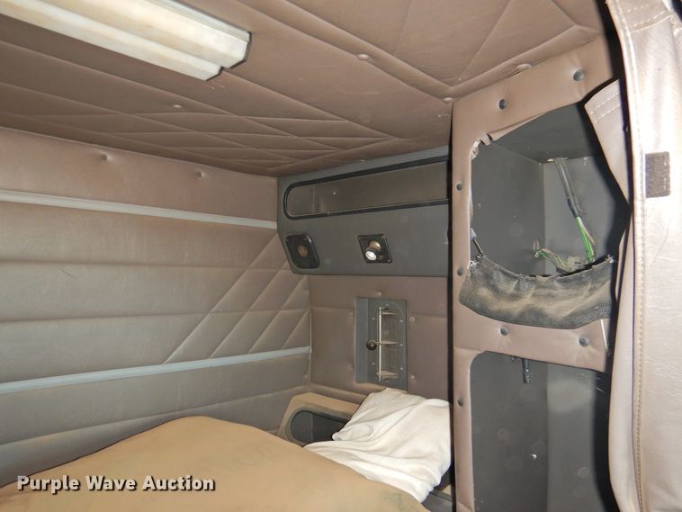 image for item DJ8439 1995 International 9200  semi truck