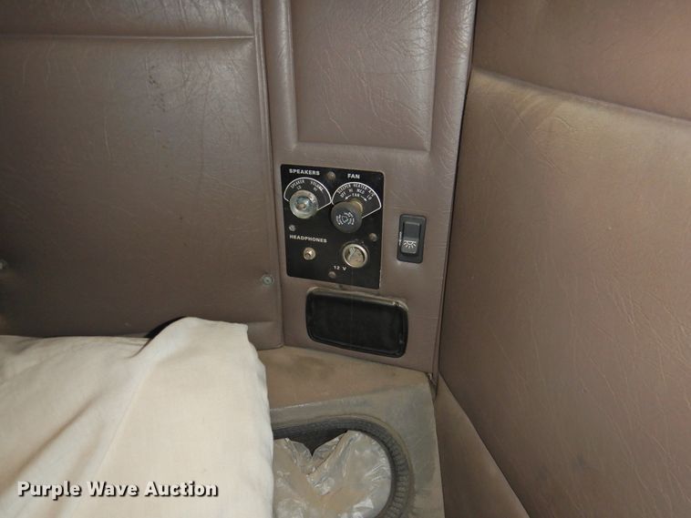 image for item DJ8439 1995 International 9200  semi truck