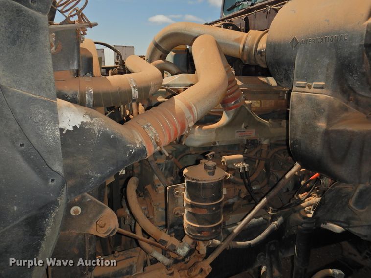 image for item DJ8439 1995 International 9200  semi truck