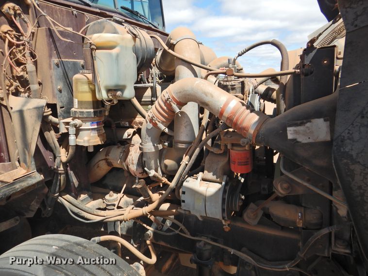 image for item DJ8439 1995 International 9200  semi truck