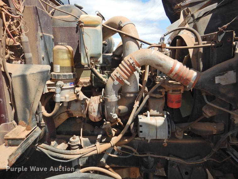 image for item DJ8439 1995 International 9200  semi truck