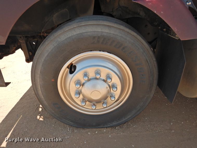 image for item DJ8439 1995 International 9200  semi truck