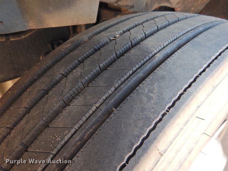 image for item DJ8439 1995 International 9200  semi truck