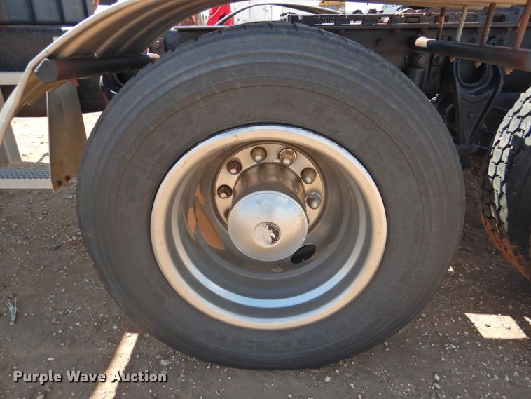 image for item DJ8439 1995 International 9200  semi truck