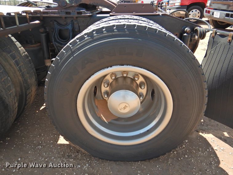 image for item DJ8439 1995 International 9200  semi truck