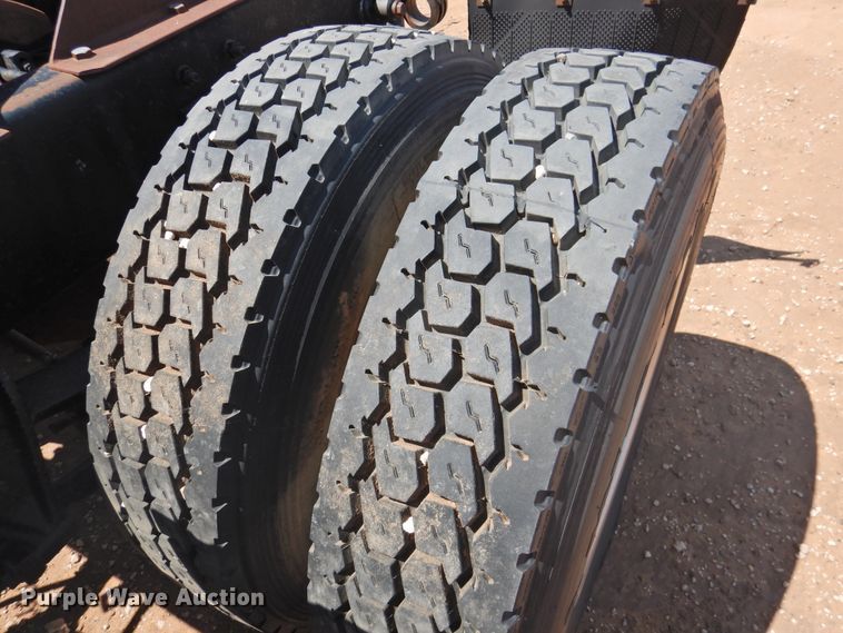 image for item DJ8439 1995 International 9200  semi truck