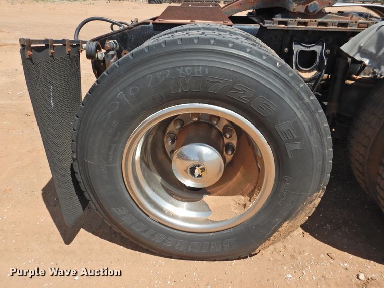 image for item DJ8439 1995 International 9200  semi truck