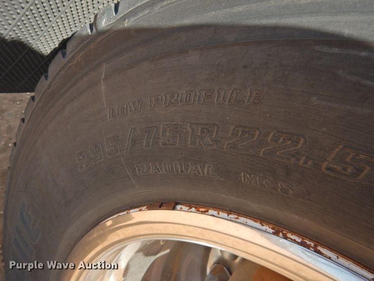 image for item DJ8439 1995 International 9200  semi truck