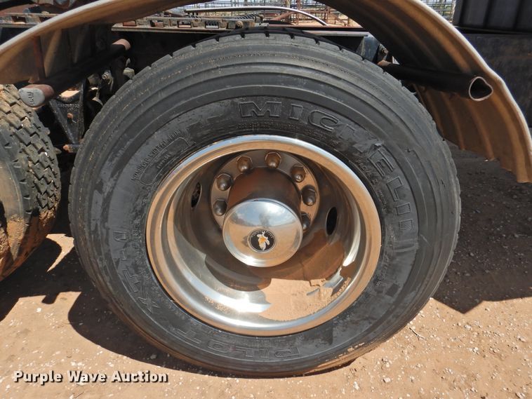 image for item DJ8439 1995 International 9200  semi truck